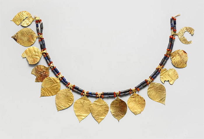 Exquisite ancient jewelry from Queen Pu-abi's tomb, dating back to the 3rd millennium BCE