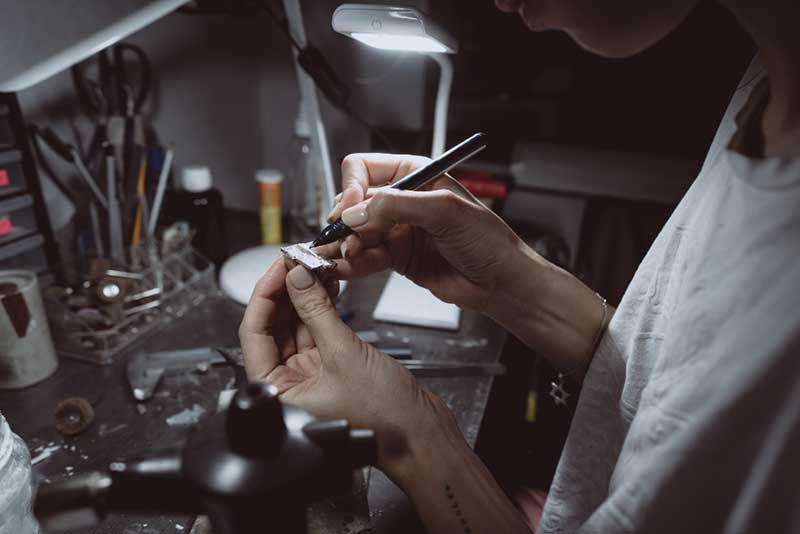 Jewelry Designing: Valuable metal in the workshop